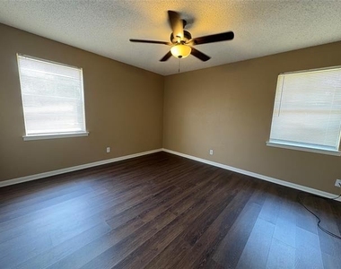 811 Acton Avenue - Photo Thumbnail 11