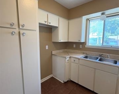 811 Acton Avenue - Photo Thumbnail 5