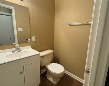 811 Acton Avenue - Photo Thumbnail 8