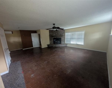 111 Holiday Drive - Photo Thumbnail 9