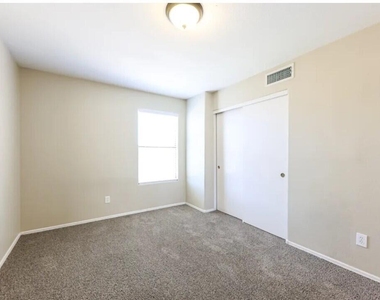 12937 W Holly Street - Photo Thumbnail 10