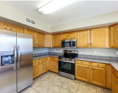 12937 W Holly Street - Photo Thumbnail 5