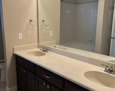 203 Commonwealth Circle - Photo Thumbnail 7