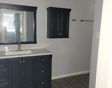 801 Nw Main Street - Photo Thumbnail 5