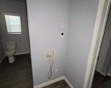 801 Nw Main Street - Photo Thumbnail 7