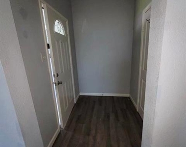 801 Nw Main Street - Photo Thumbnail 14