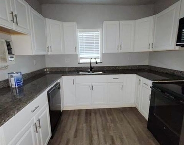 801 Nw Main Street - Photo Thumbnail 12