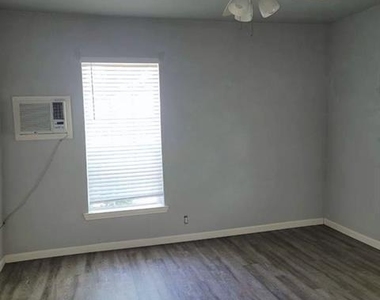 801 Nw Main Street - Photo Thumbnail 3