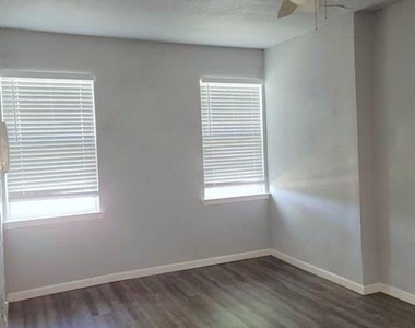 801 Nw Main Street - Photo Thumbnail 4