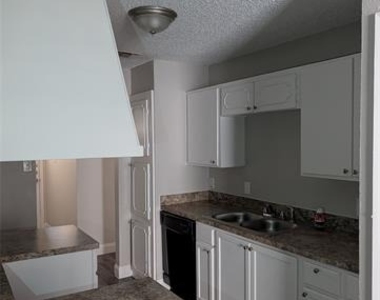 1116 Cindy Street - Photo Thumbnail 7