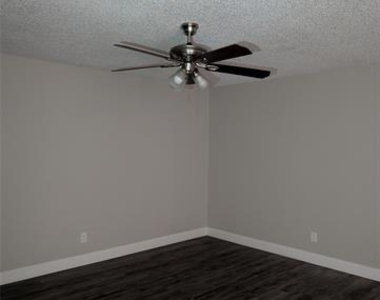 1116 Cindy Street - Photo Thumbnail 5