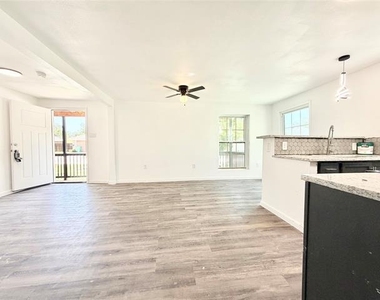 211 S Mabel Street - Photo Thumbnail 2