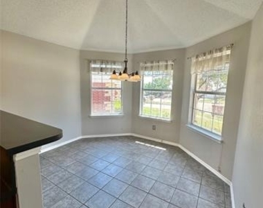 4905 Spur Ridge Court - Photo Thumbnail 7