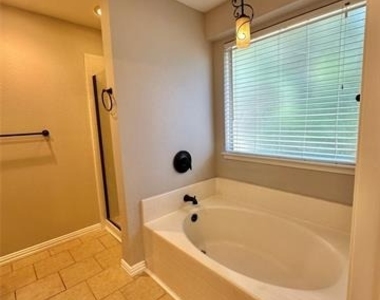 4905 Spur Ridge Court - Photo Thumbnail 11