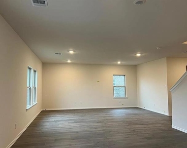 329 Sage Street - Photo Thumbnail 2