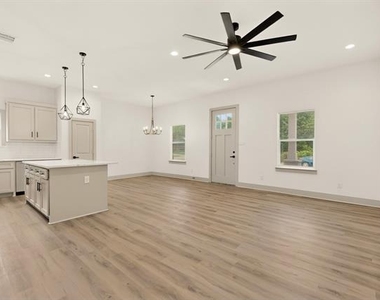 400 Kenny Drive - Photo Thumbnail 5