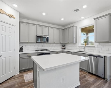 960 Tule Drive - Photo Thumbnail 9