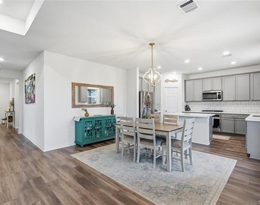 960 Tule Drive - Photo Thumbnail 7