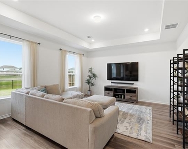 960 Tule Drive - Photo Thumbnail 4