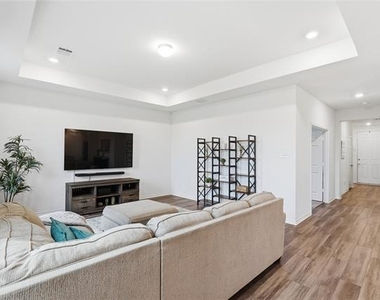 960 Tule Drive - Photo Thumbnail 5