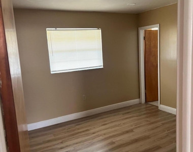 2314 Harding Street - Photo Thumbnail 7