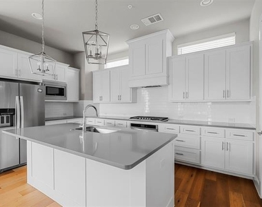 2733 Merrimac Street - Photo Thumbnail 6