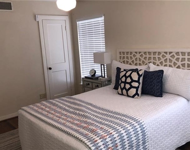 6215 Kenwood Avenue - Photo Thumbnail 22