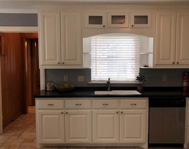 6215 Kenwood Avenue - Photo Thumbnail 9