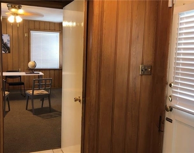 6215 Kenwood Avenue - Photo Thumbnail 15
