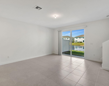 539 Se Rivergrass Street - Photo Thumbnail 7
