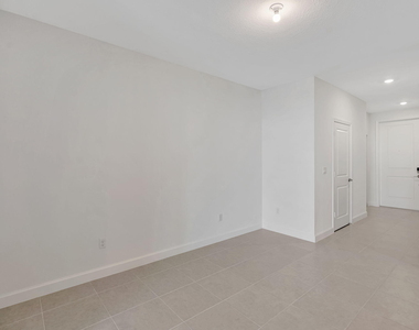 539 Se Rivergrass Street - Photo Thumbnail 6