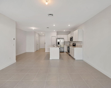 539 Se Rivergrass Street - Photo Thumbnail 11
