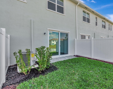 539 Se Rivergrass Street - Photo Thumbnail 25