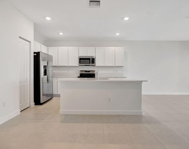 539 Se Rivergrass Street - Photo Thumbnail 2