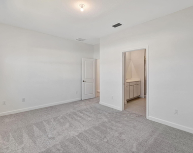 539 Se Rivergrass Street - Photo Thumbnail 15
