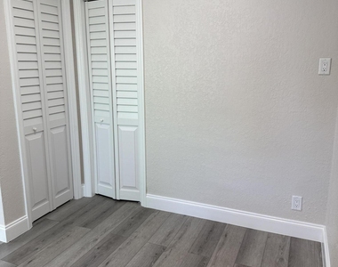 112 Lake Avenue - Photo Thumbnail 10