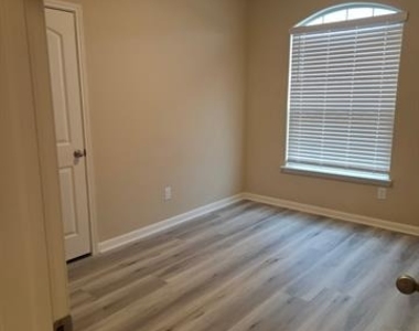 1898 Sandalwood Way - Photo Thumbnail 4