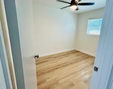 813 Panay Way Drive - Photo Thumbnail 16