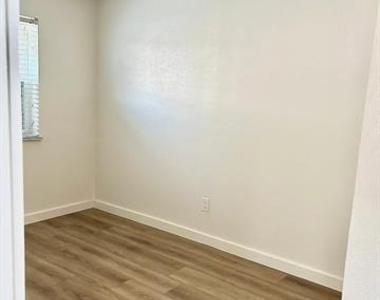 813 Panay Way Drive - Photo Thumbnail 12
