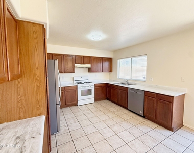 11184 W Palm Lane - Photo Thumbnail 5