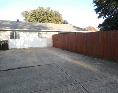 900 Acadia Drive - Photo Thumbnail 12