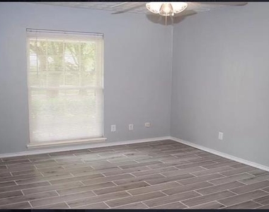 900 Acadia Drive - Photo Thumbnail 4