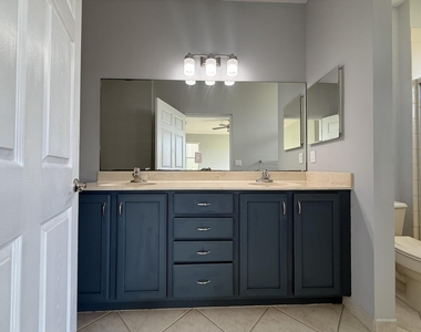 9084 Silver Glen Way - Photo Thumbnail 14