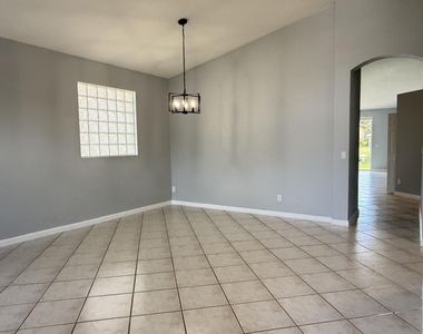 9084 Silver Glen Way - Photo Thumbnail 3