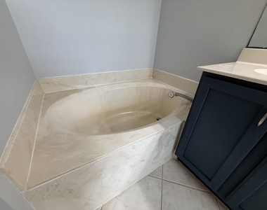 9084 Silver Glen Way - Photo Thumbnail 16
