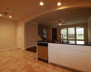 913 Shelby Lane - Photo Thumbnail 7