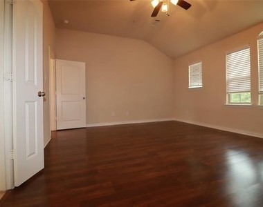 913 Shelby Lane - Photo Thumbnail 13