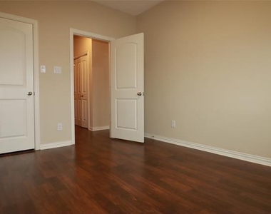 913 Shelby Lane - Photo Thumbnail 19