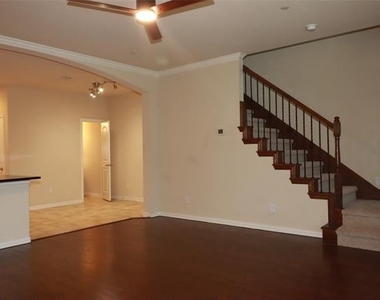 913 Shelby Lane - Photo Thumbnail 2