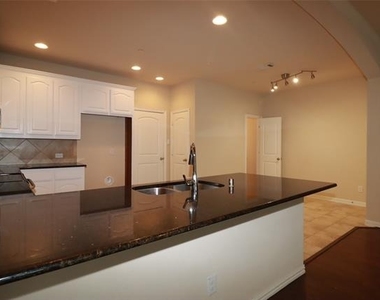 913 Shelby Lane - Photo Thumbnail 9